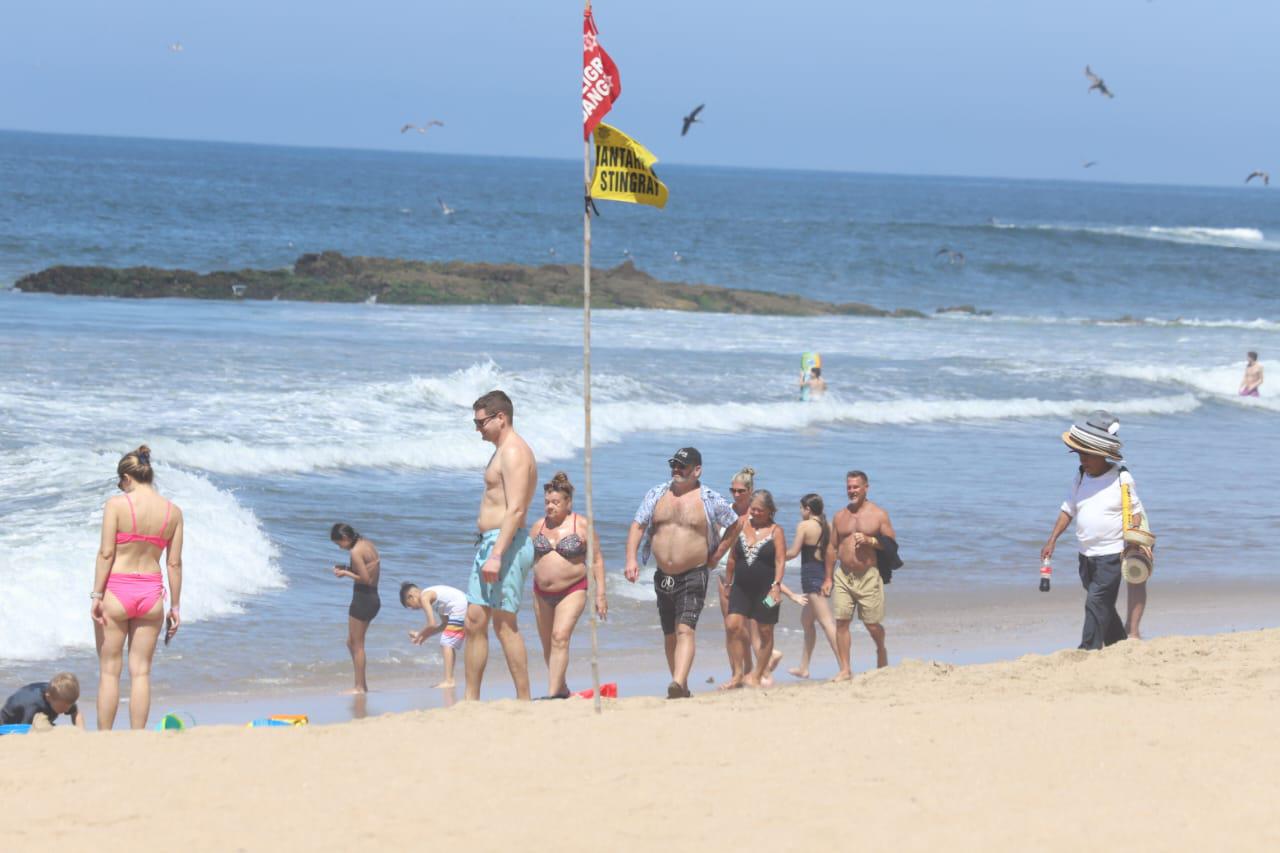 $!Llegan poco a poco bañistas a las playas de Mazatlán para disfrutar del Sábado de Gloria