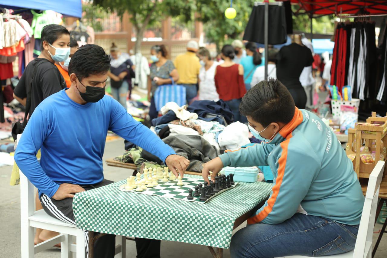 $!¿Le sabes al ajedrez? En Mazatlán, Luis te reta a ganarle una partida en el tianguis de la Juárez