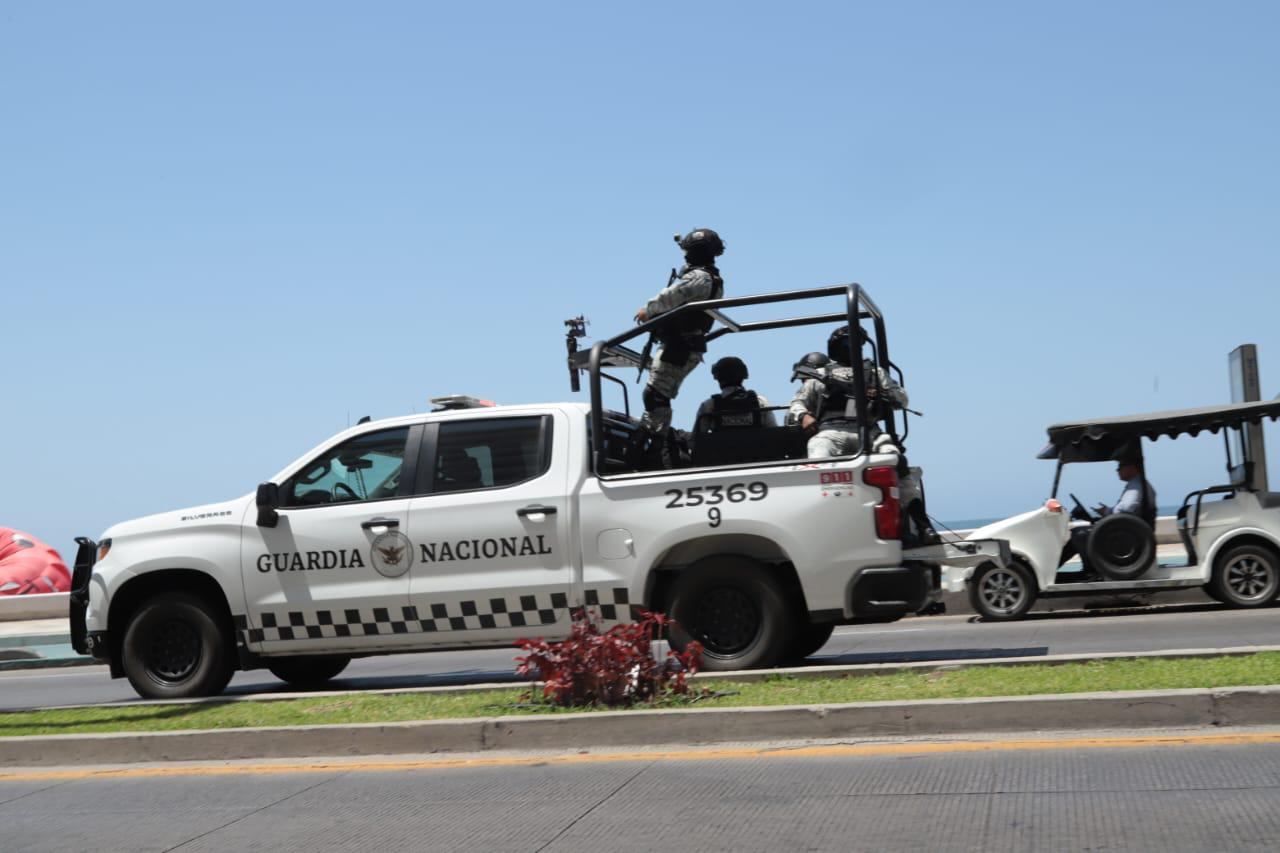 $!Disfrutan centenares de personas de las playas y atractivos de Mazatlán en este Domingo de Ramos