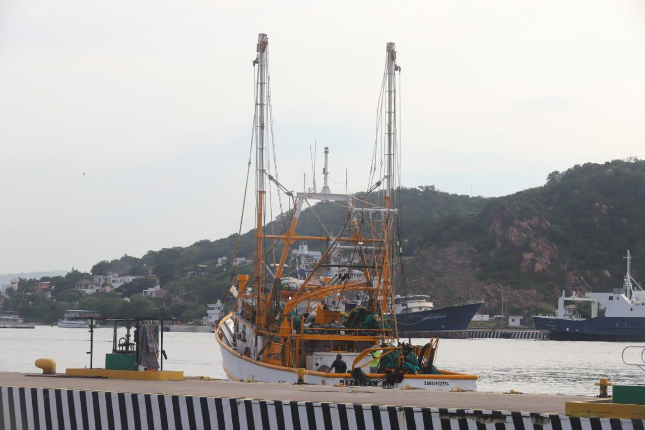 $!Barcos camaroneros se resguardan en el puerto de Mazatlán por ‘Priscilla’