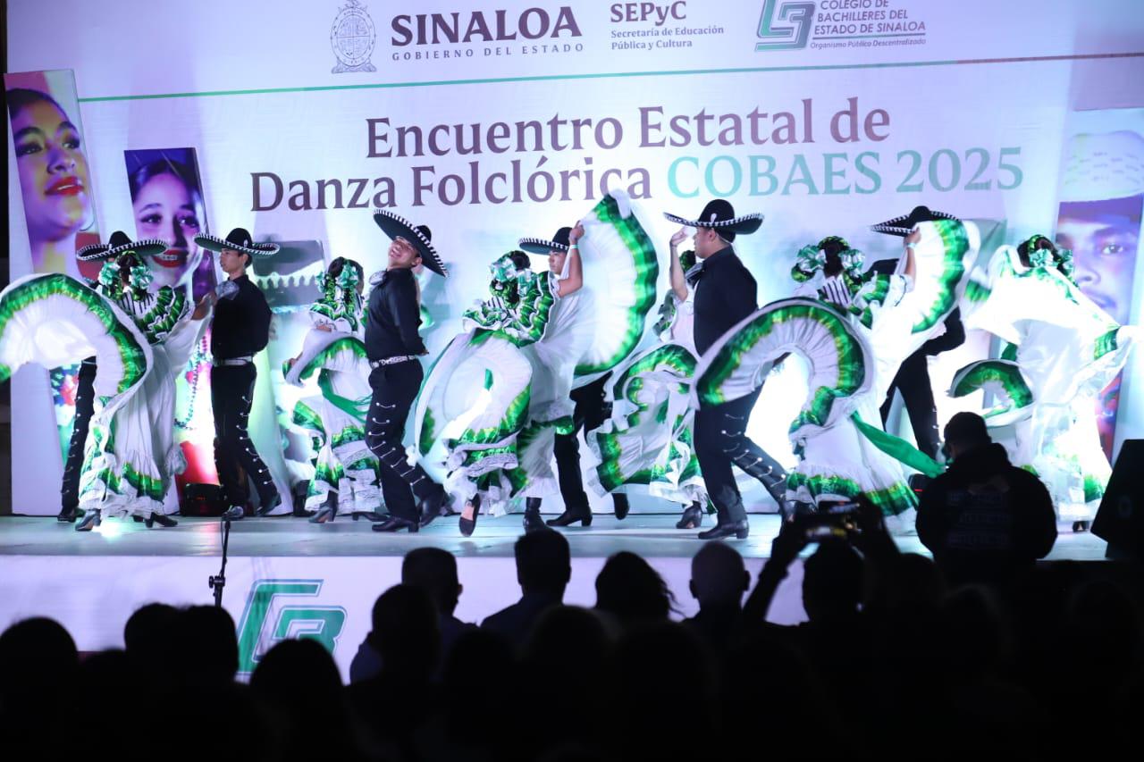 $!Brillan jóvenes de Cobaes en encuentro estatal de danza folclórica en Mazatlán