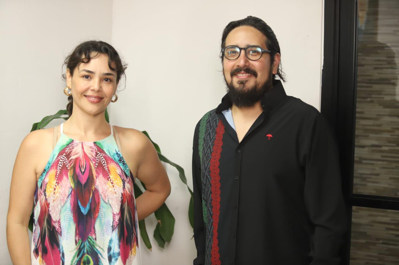 $!Rebeca de Rueda y Rodrigo Caravantes se toman la fotografía del recuerdo en su visita a esta rotativo.