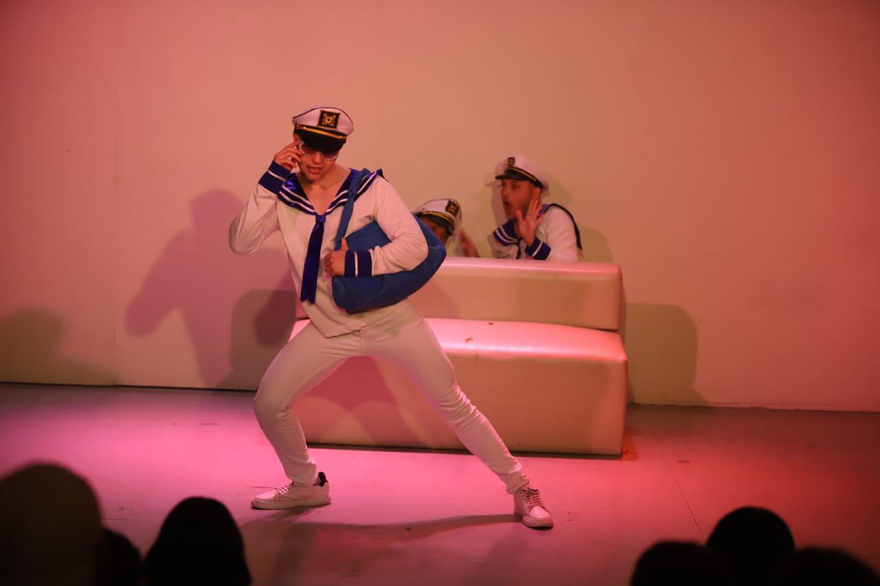 $!Adrián Álvarez canta una de las canciones interpretadas en la obra.