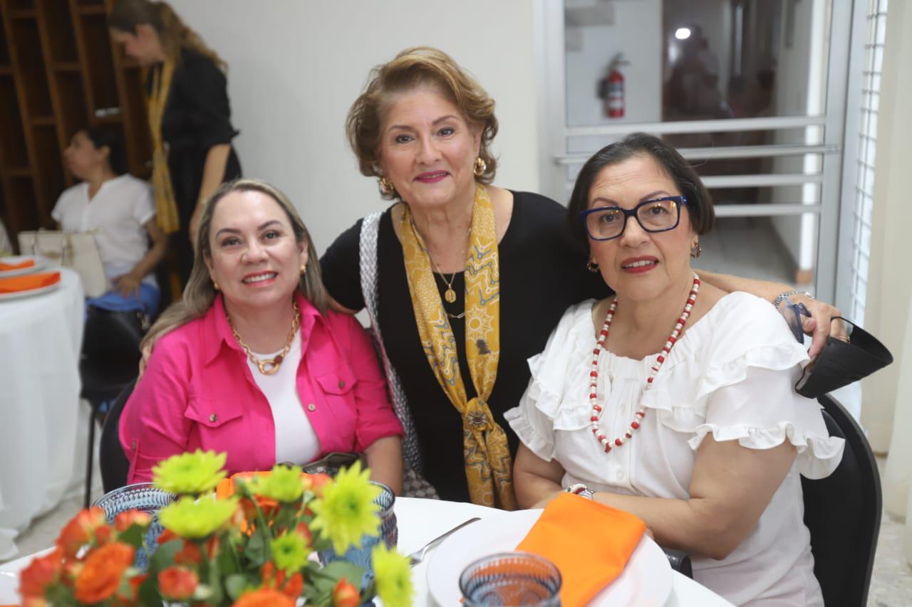 $!Elva Aguirre, Ana María Urrea de Valadés y Lolis Ríos.