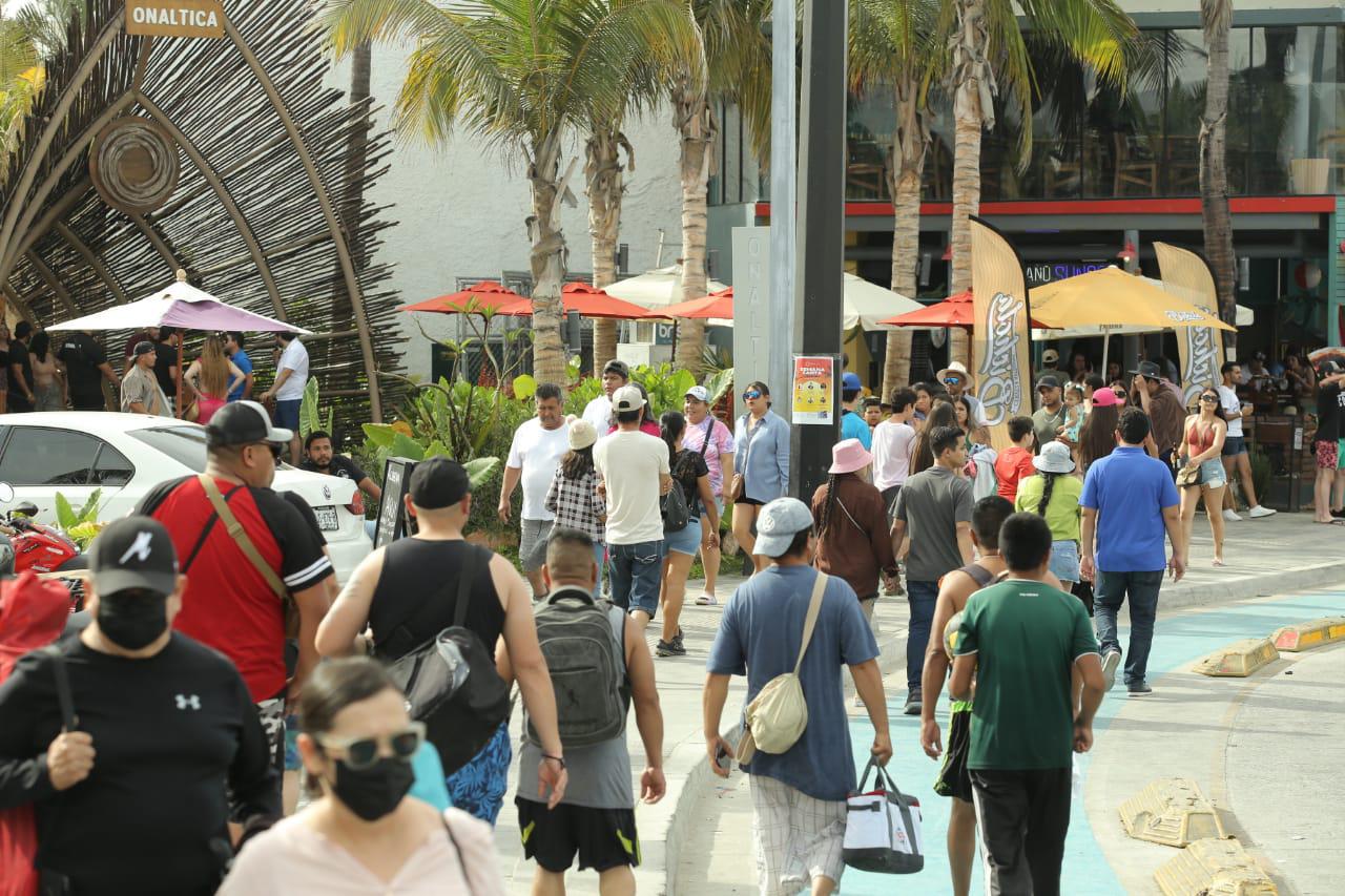 $!Colapsa el tráfico previo al desfile en el malecón de Mazatlán