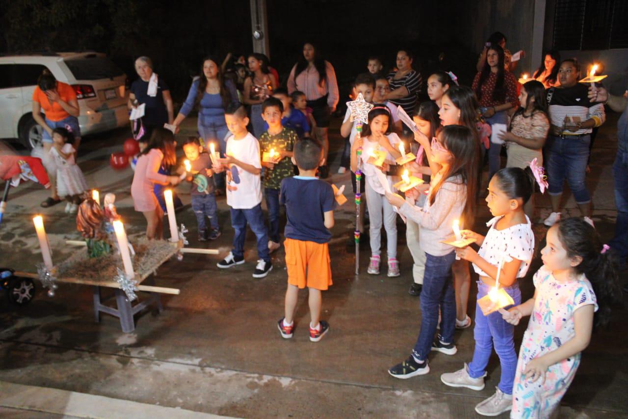 $!Niños y niñas piden posada por las calles de Rosario