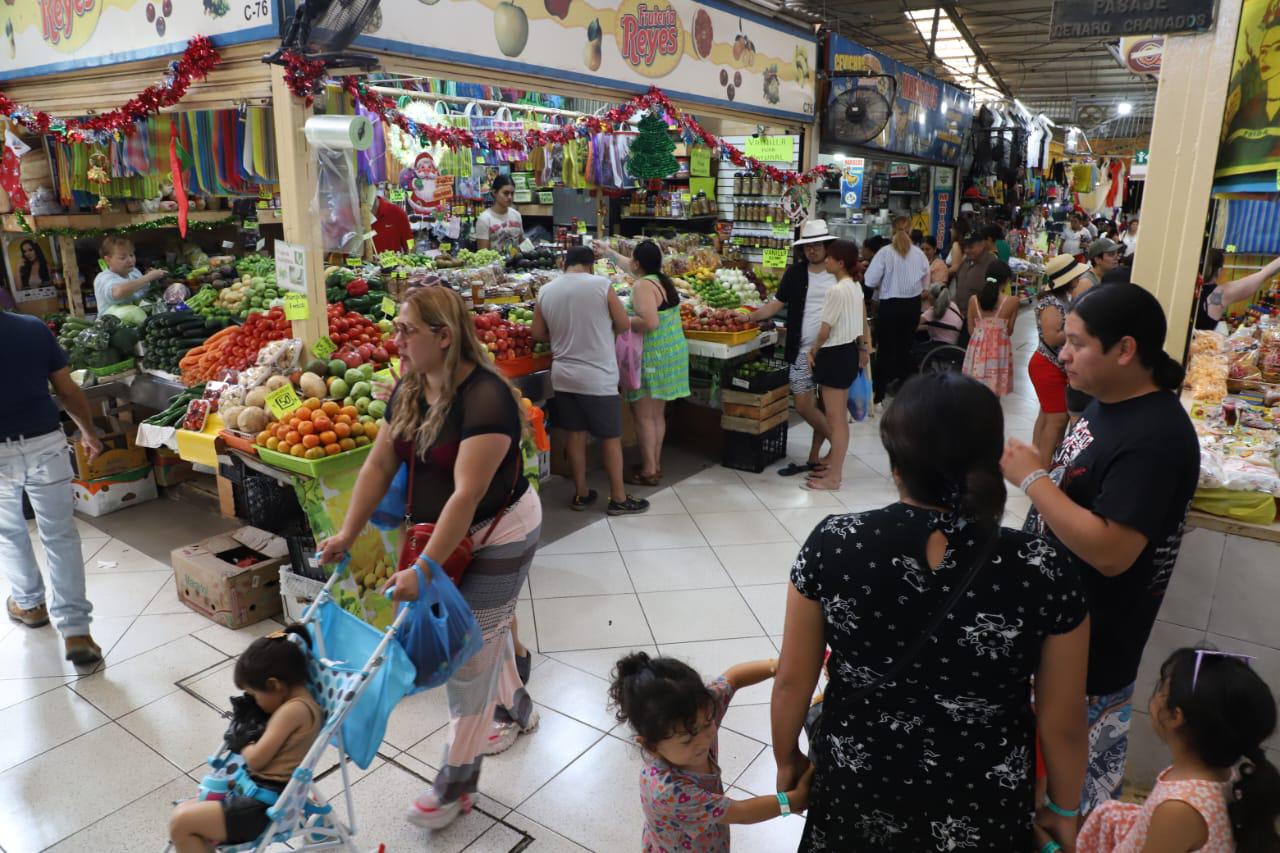 $!Salen mazatlecos a comprar lo necesario para la cena de Noche Buena