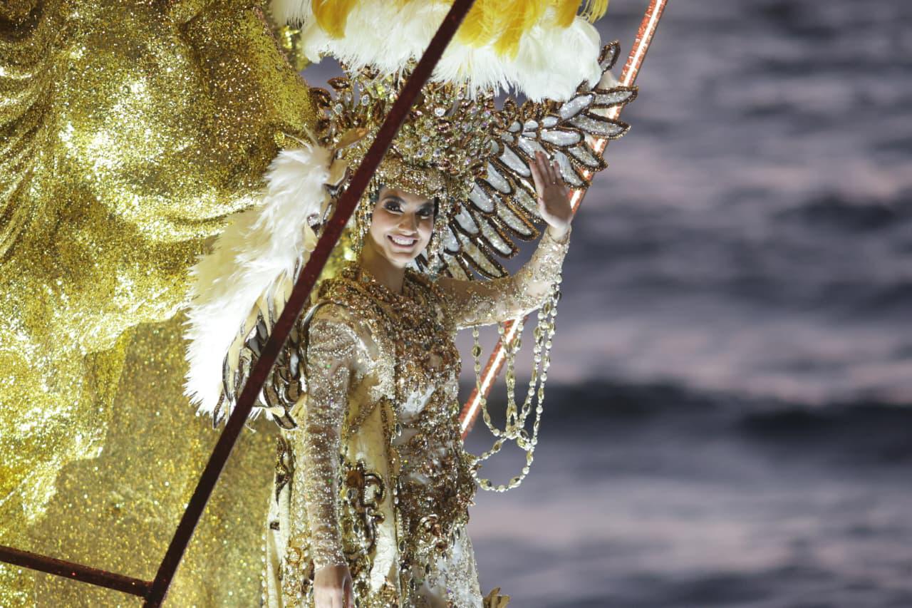 $!Más de 500 mil personas llenan el malecón en el primer desfile del Carnaval de Mazatlán 2026