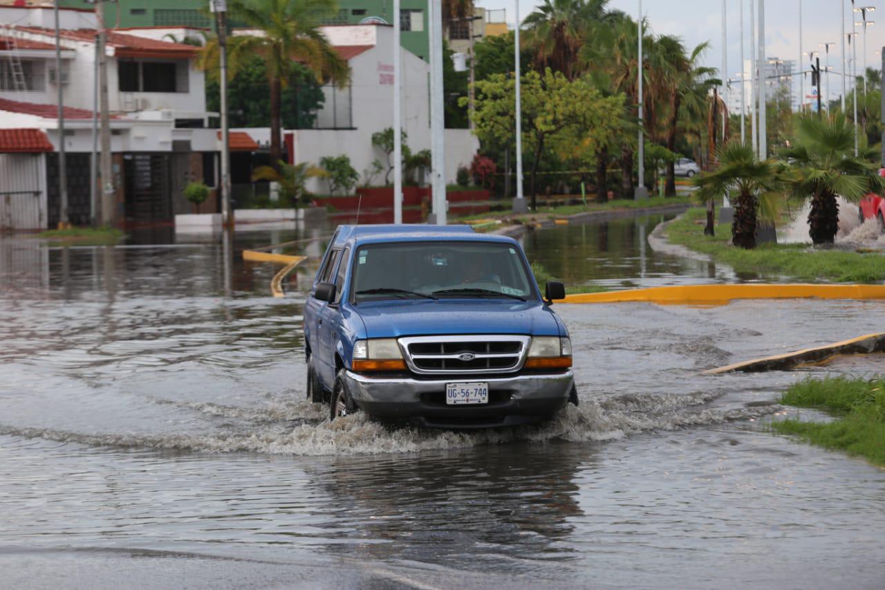 $!Por tormenta, cierran vialidades en Mazatlán tras presentar alto nivel de agua