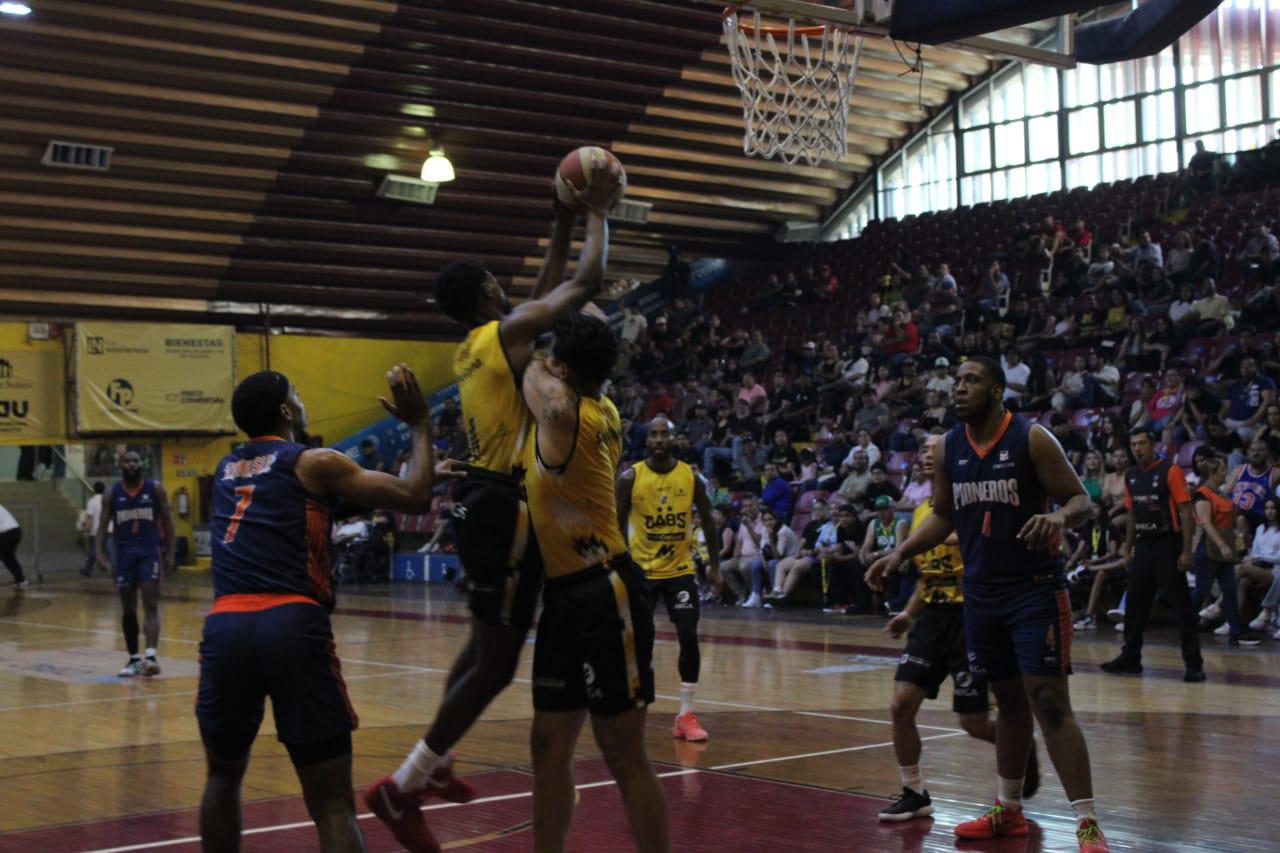 $!Caballeros de Culiacán saca la escoba en casa ante Pioneros