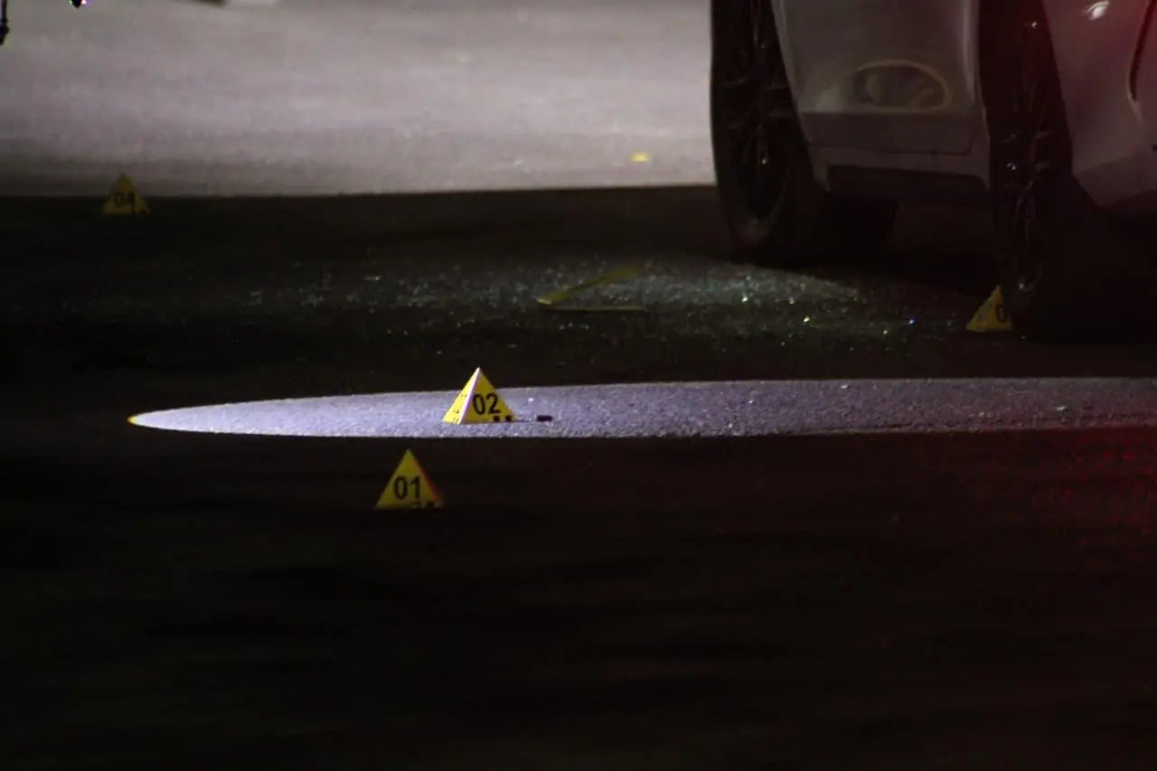 $!Matan a tiros a hombre dentro de vehículo en la colonia Horizontes, en Culiacán