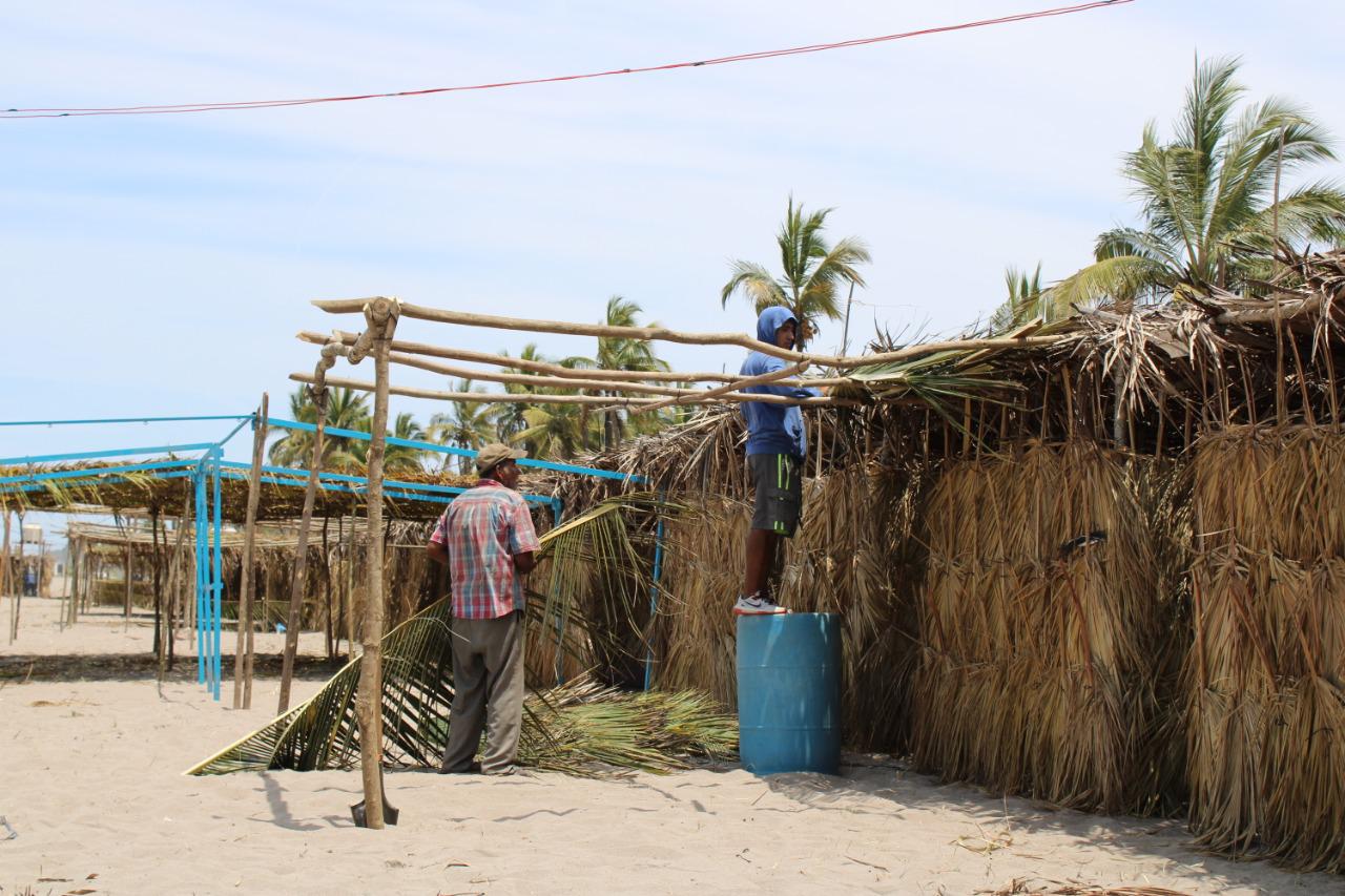 $!Escuinapenses se quejan de lo caras que compraron las enramadas en Las Cabras y exhiben su mala construcción