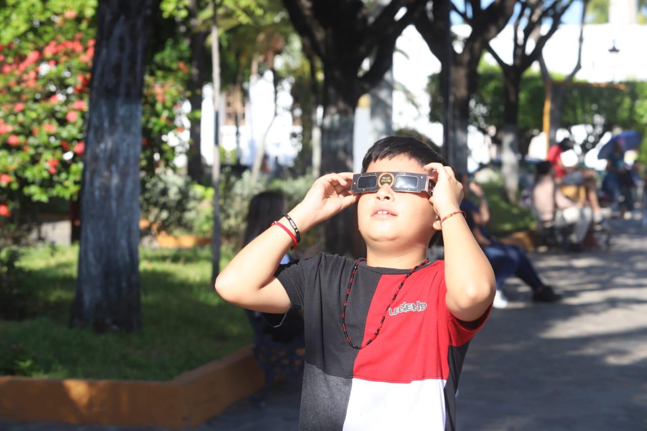 $!Niños, los que más disfrutan del eclipse solar anular en Concordia