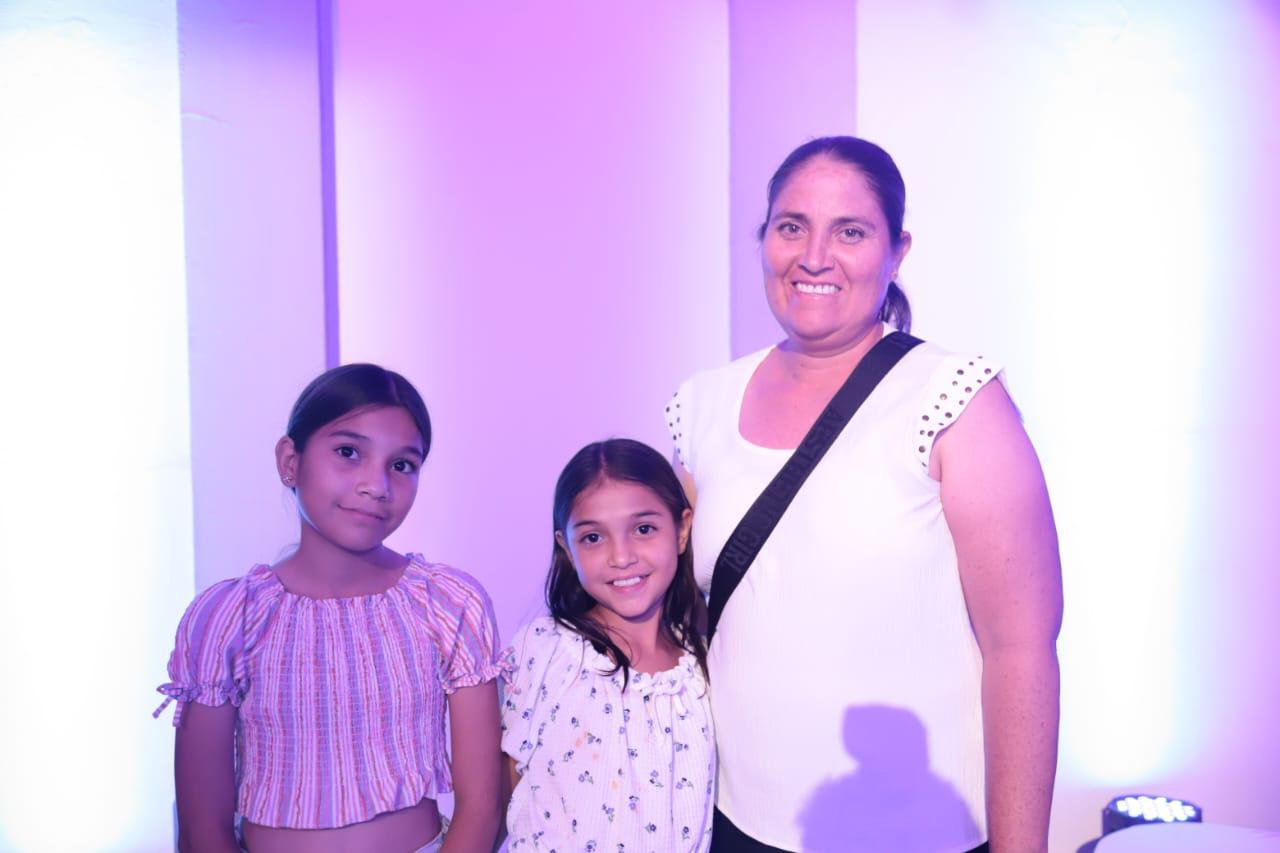 $!Sofía Lizbeth y Dulce Coral Balderas junto a su mamá, Mónica Gamboa.