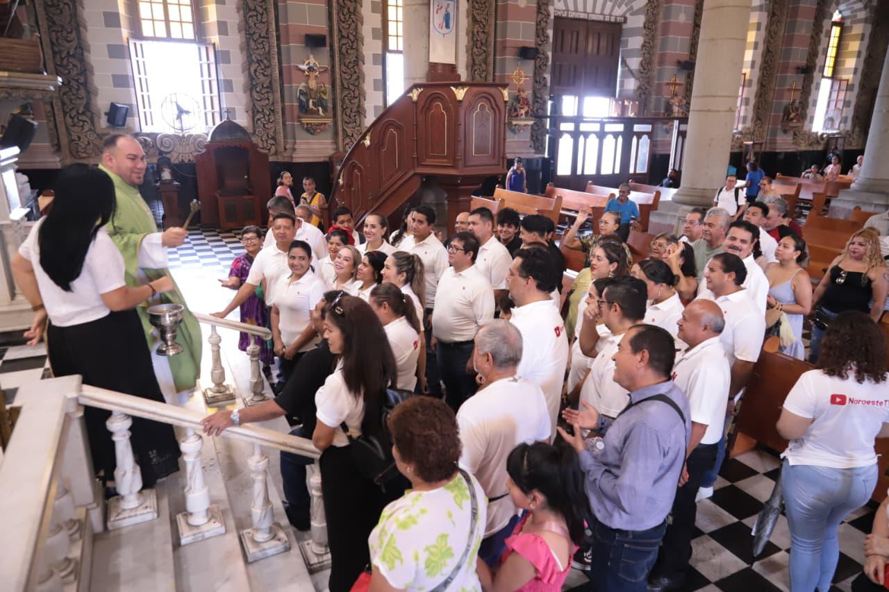 $!Al final el Padre Adán Pazos bendijo con agua bendita a los colaboradores de esta casa editorial.