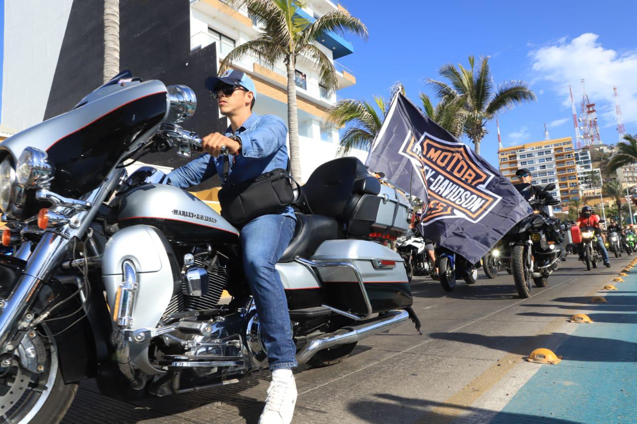 $!Cientos de motociclistas recorren el paseo costero de Mazatlán dentro de la Semana de la Moto