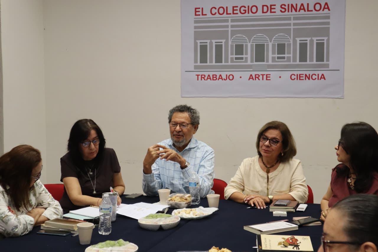 $!Élmer Mendoza, presidente de El Colegio de Sinaloa, presidió la charla.