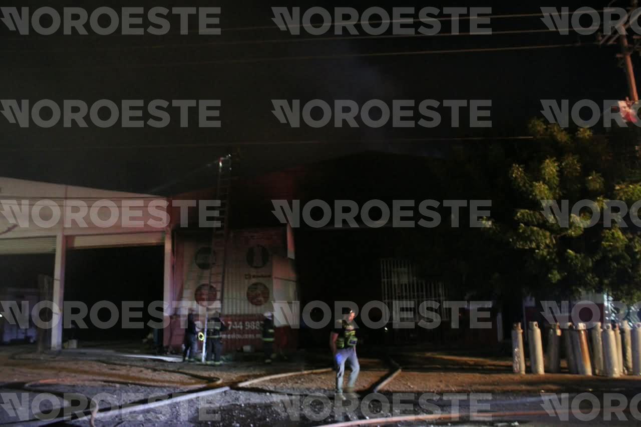 $!Se incendia bodega distribuidora de electrodomésticos por La Costerita, en Culiacán