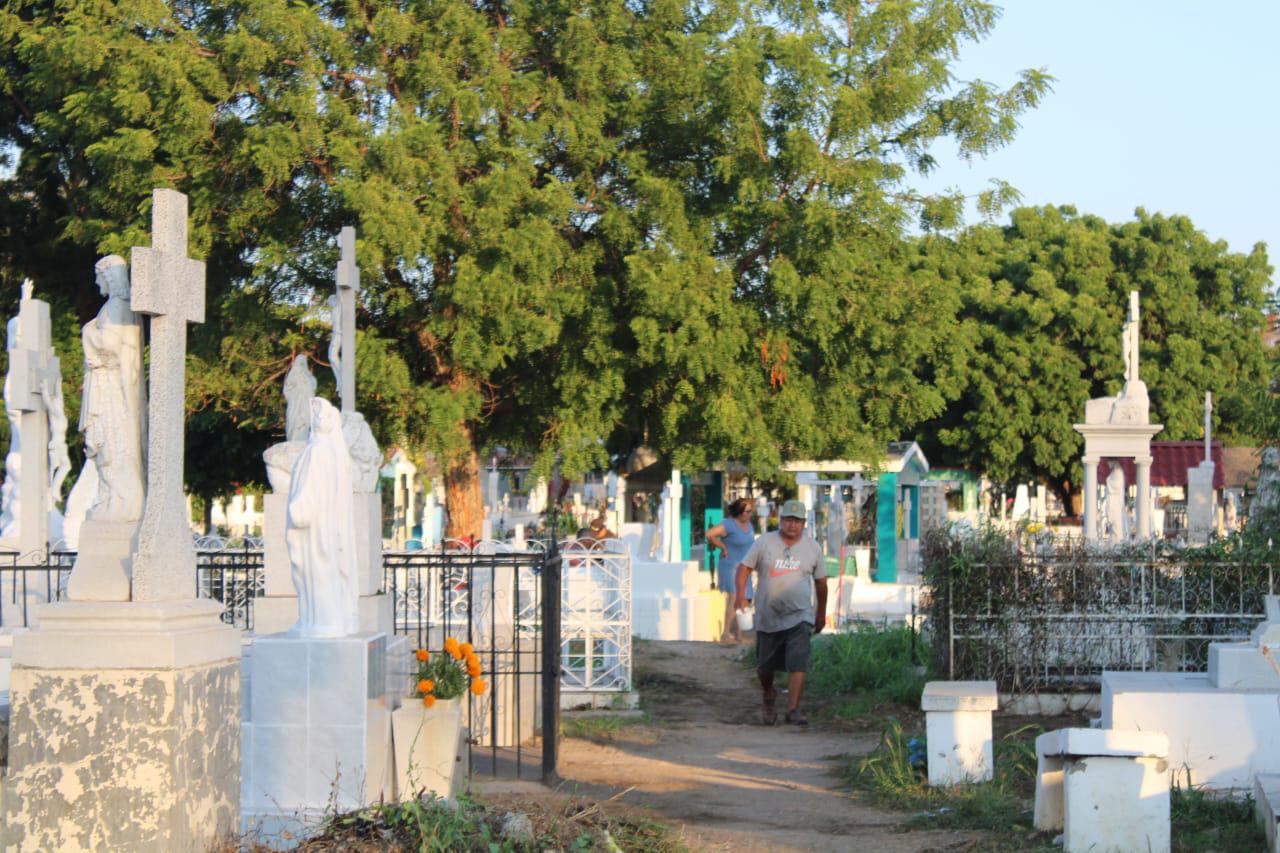 $!Rosarenses recuerdan a sus niños en el Día de Todos los Santos