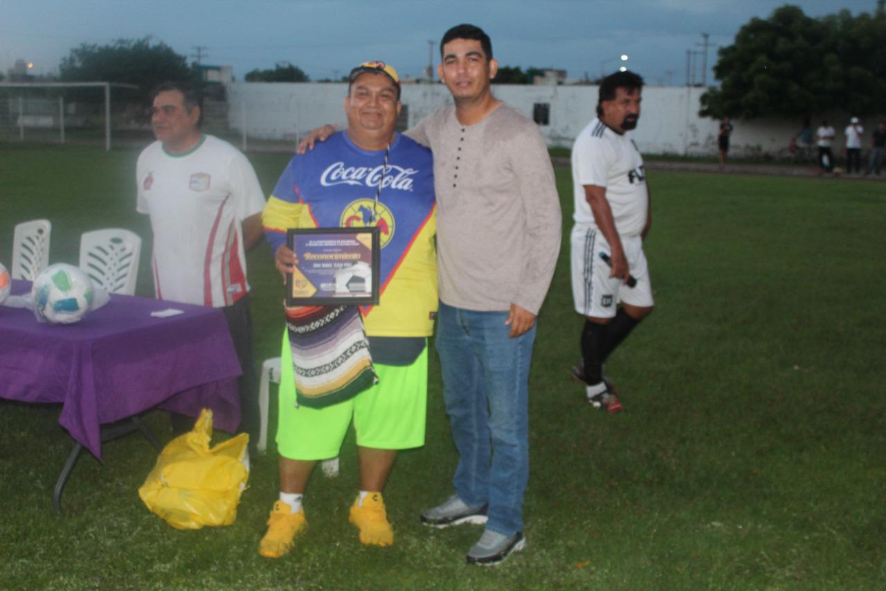 $!Jonás Tejeda recibe su reconocimiento.