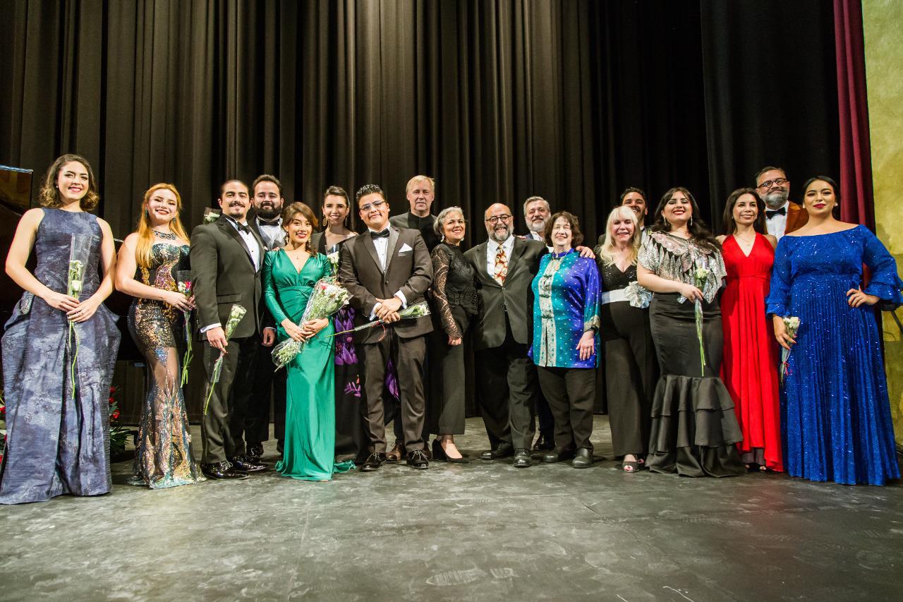 $!Los participantes del 13 Concurso de Canto de Ópera de San Miguel de Allende se tomaron la fotografía del recuerdo con el jurado calificador.