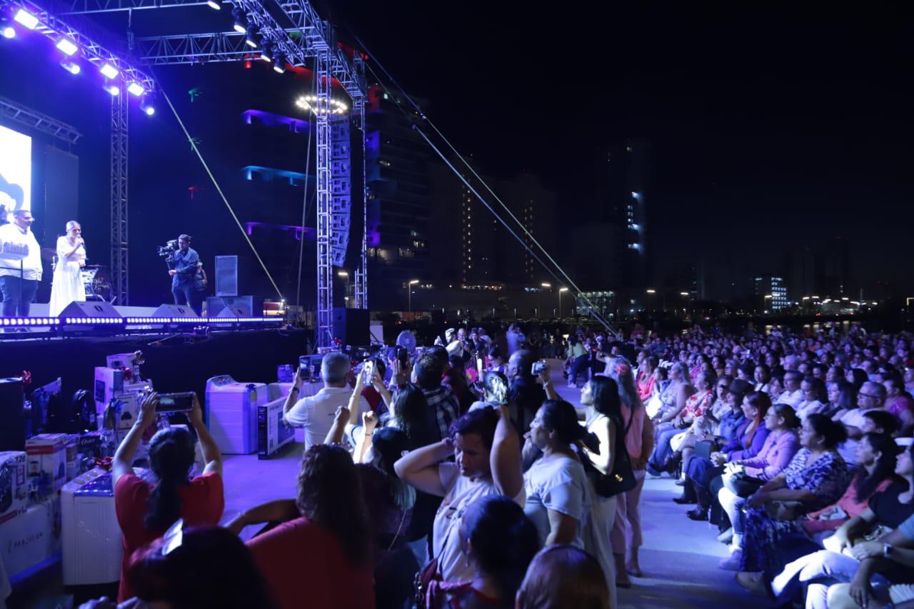 $!La Alcaldesa Estrella Palacios felicitó a las mamás que asistieron al evento.