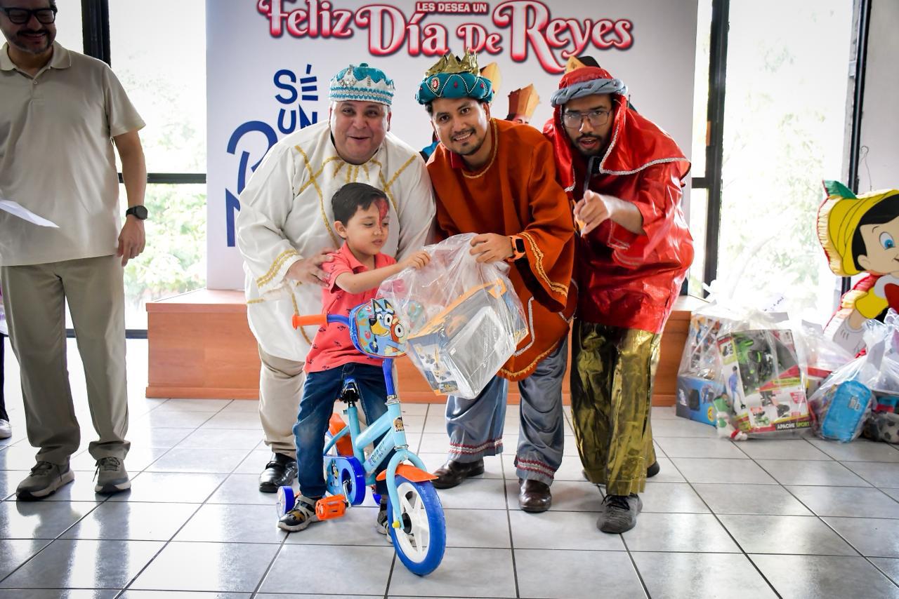 $!Arriban los Reyes Magos de Noroeste a Culiacán y cumplen deseos de niñas y niños