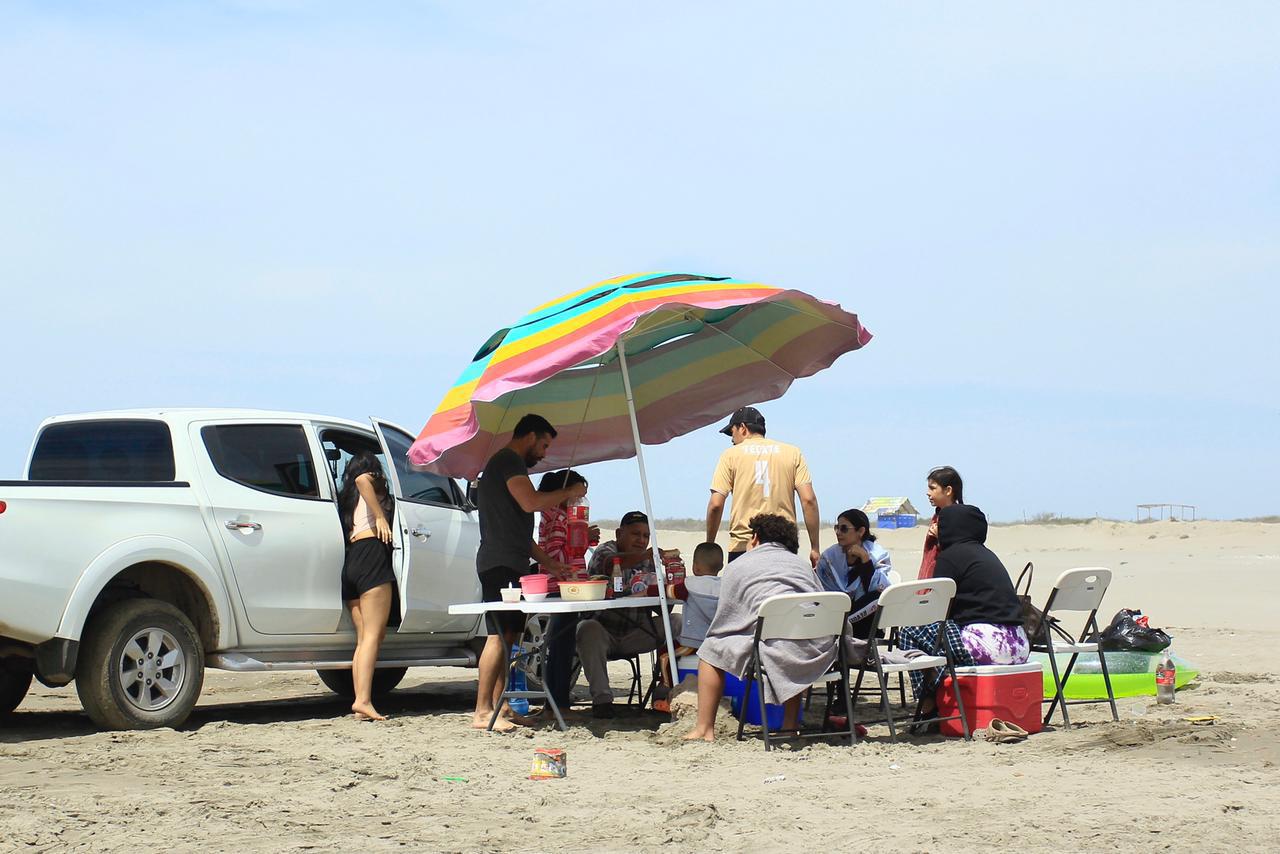 $!Visitan familias la Playa de El Tambor, en Navolato, este Domingo de Ramos