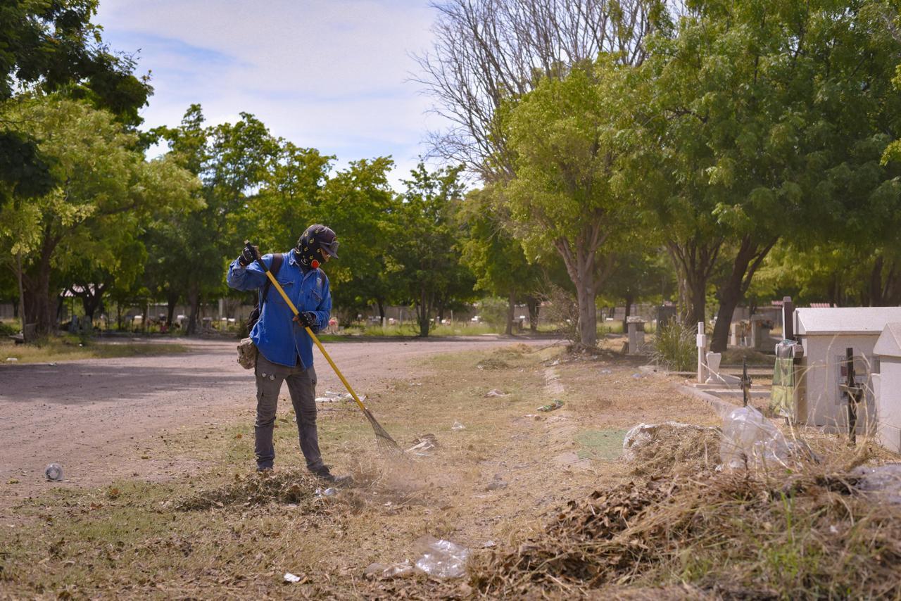 $!Despliegan operativo de limpieza y mantenimiento a panteones de Ahome para el Día de Muertos