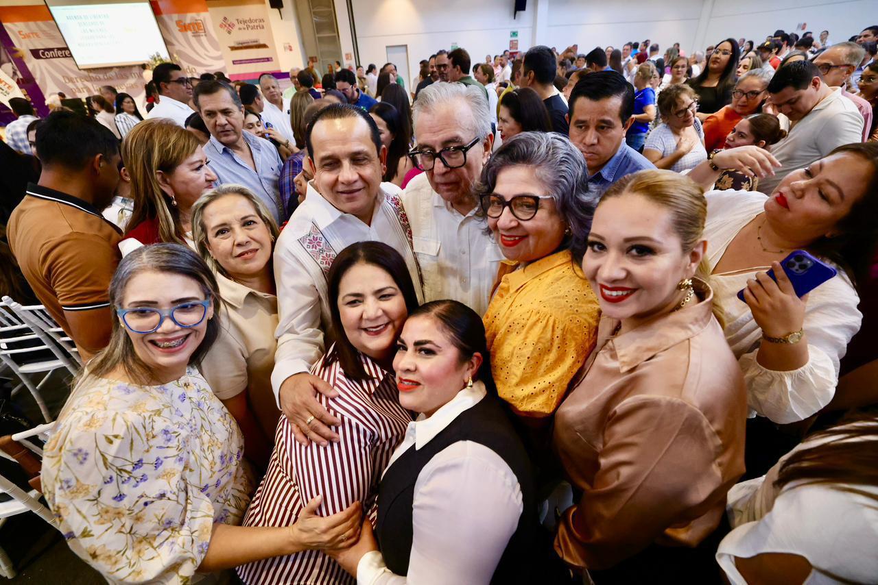 $!Gobernador de Sinaloa entrega Cartilla de Derechos de las Mujeres a agremiadas del SNTE 53