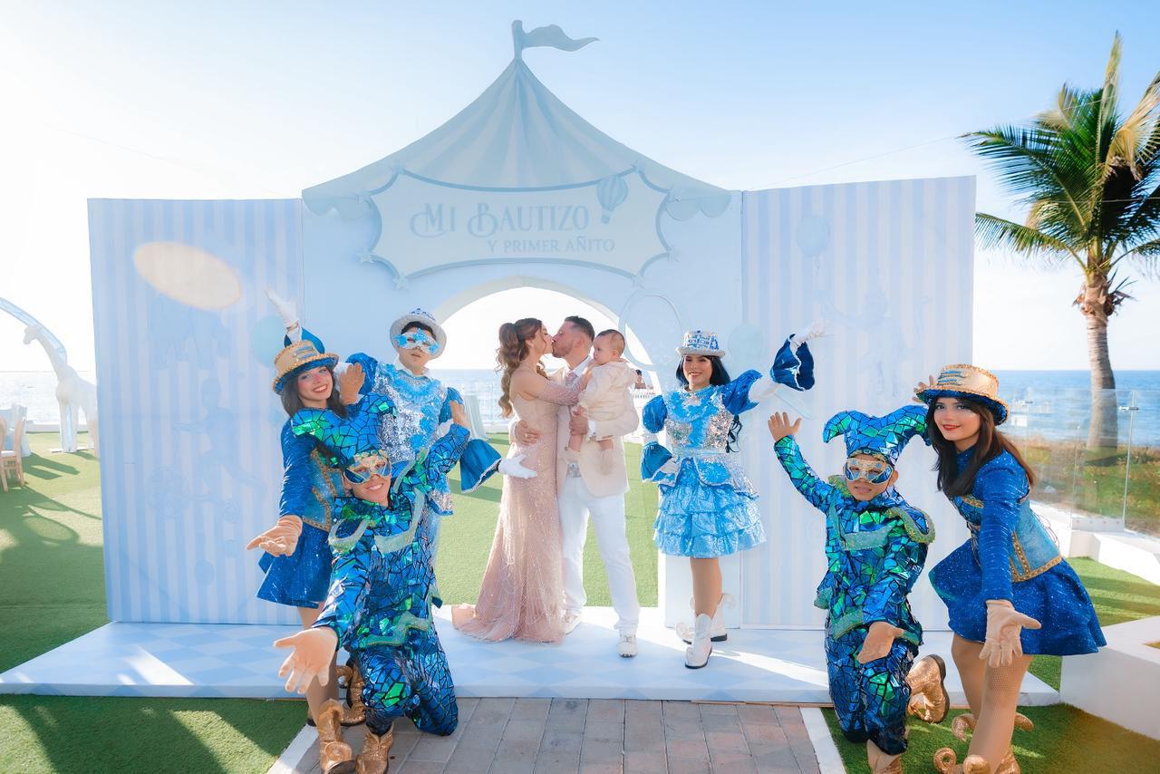 $!La temática circense se hizo presente con arlequines que ambientaron el festejo.