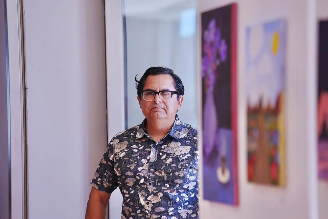 $!El maestro Manuel Velázquez Carlock, guió a los alumnos en la creación de las obras que conforman la exposición Crecer: arte infantil con libertad.