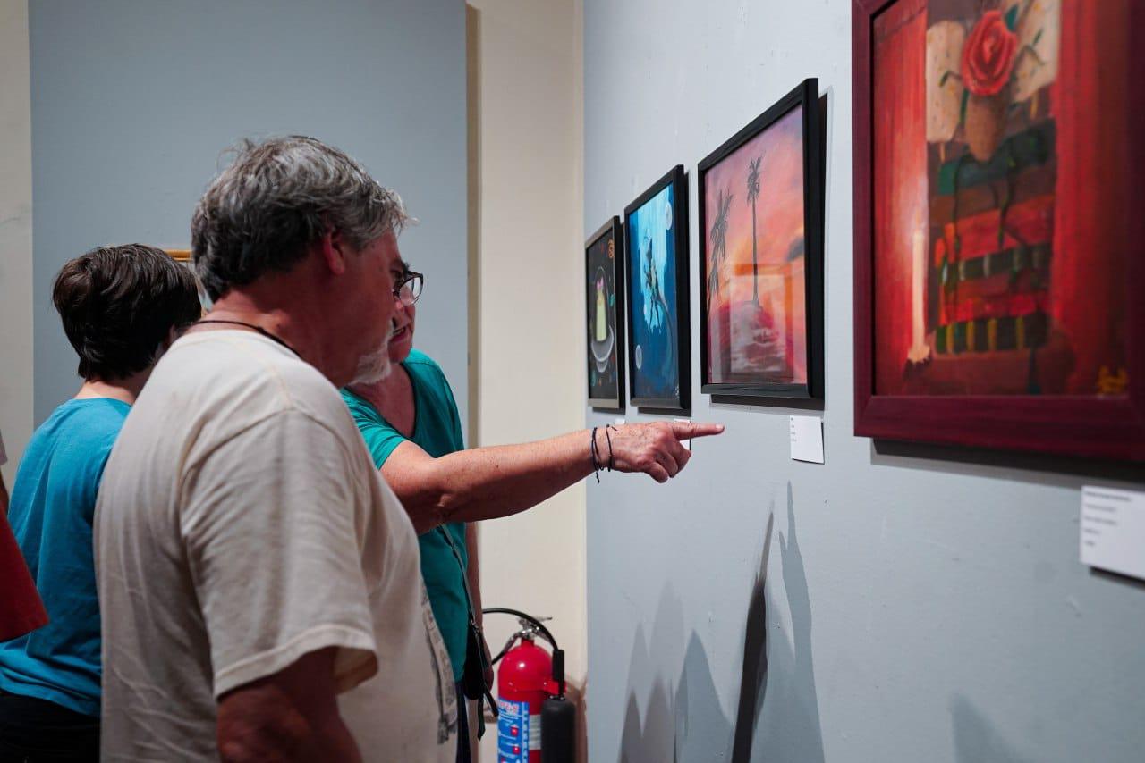 $!El público aprecia las obras.