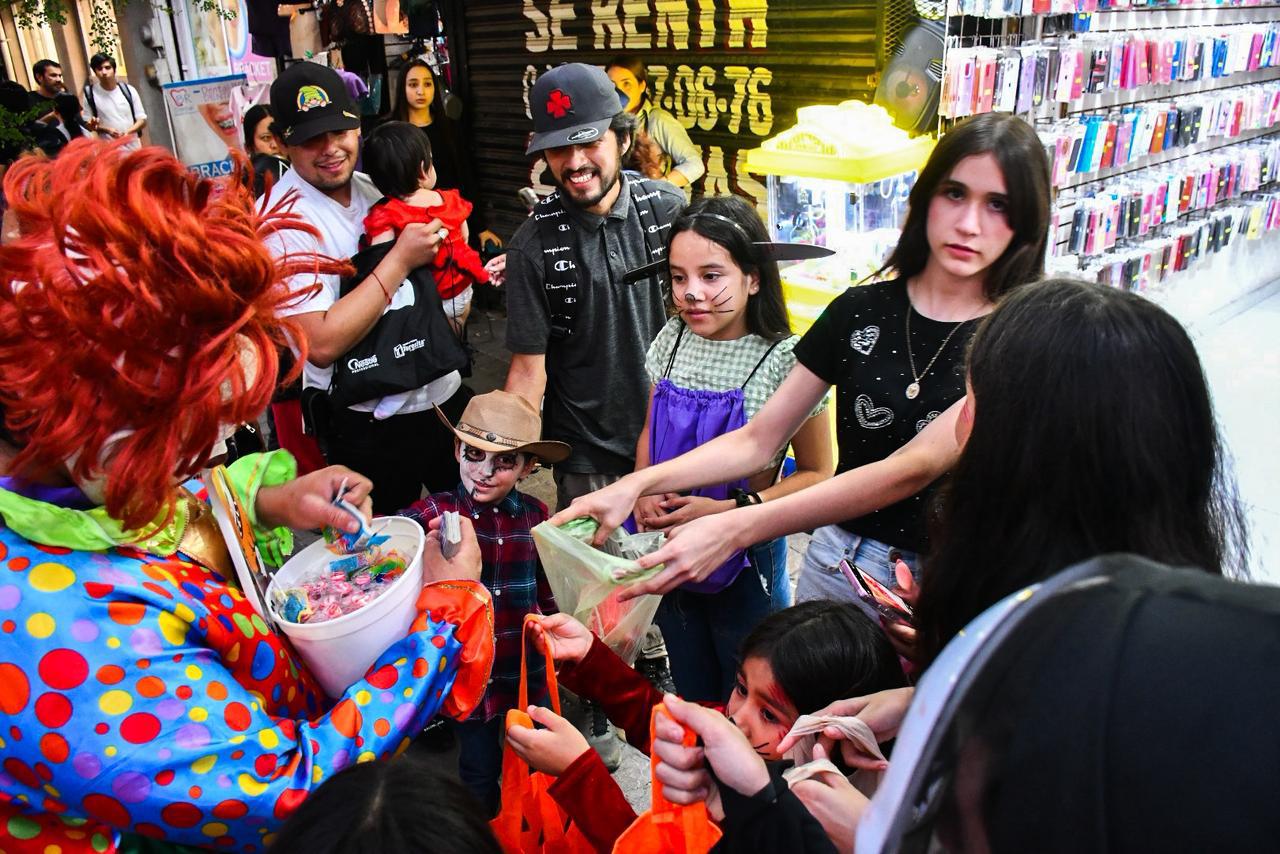 $!Pequeños vampiros, brujas y superhéroes piden Halloween en Culiacán