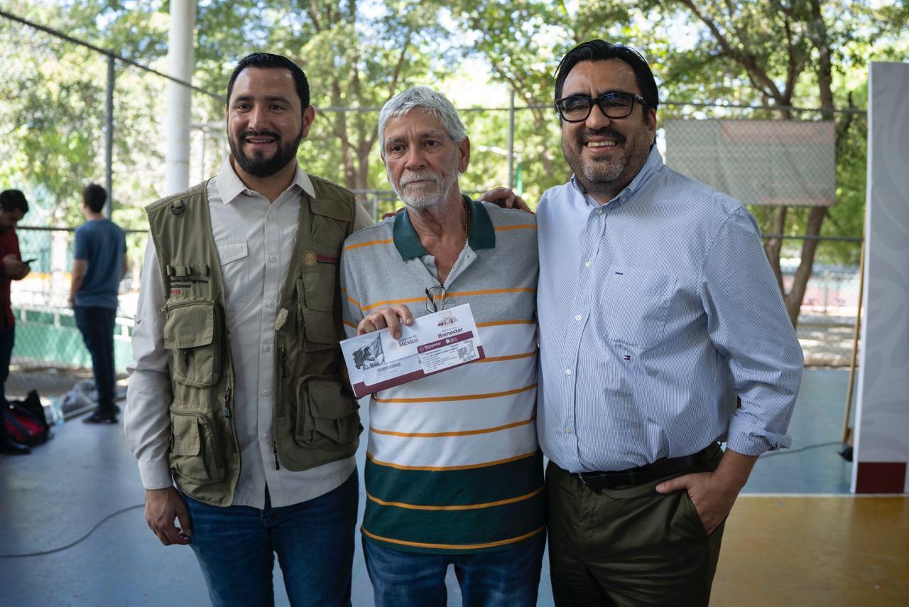 $!Entregan en Culiacán tarjetas de Bienestar; recibirán 6 mil 400 pesos en mayo