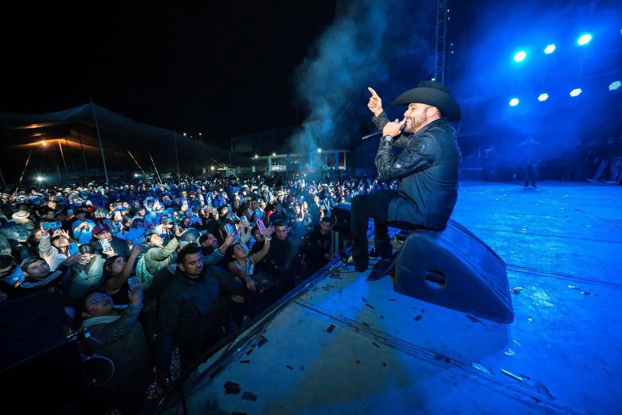 $!El cantante ofreció un recorrido por sus grandes éxitos.