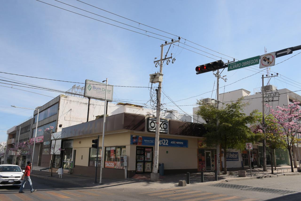 $!Por riesgo de desplome, retira Gobierno de Culiacán dos espectaculares del Centro