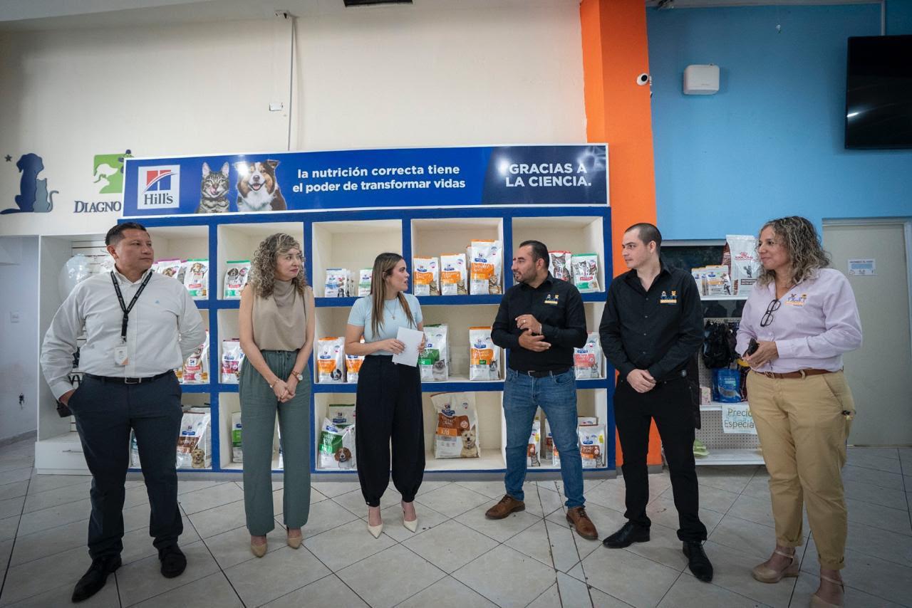 $!Entregan autoridades de Culiacán Distintivo Nafin a veterinaria