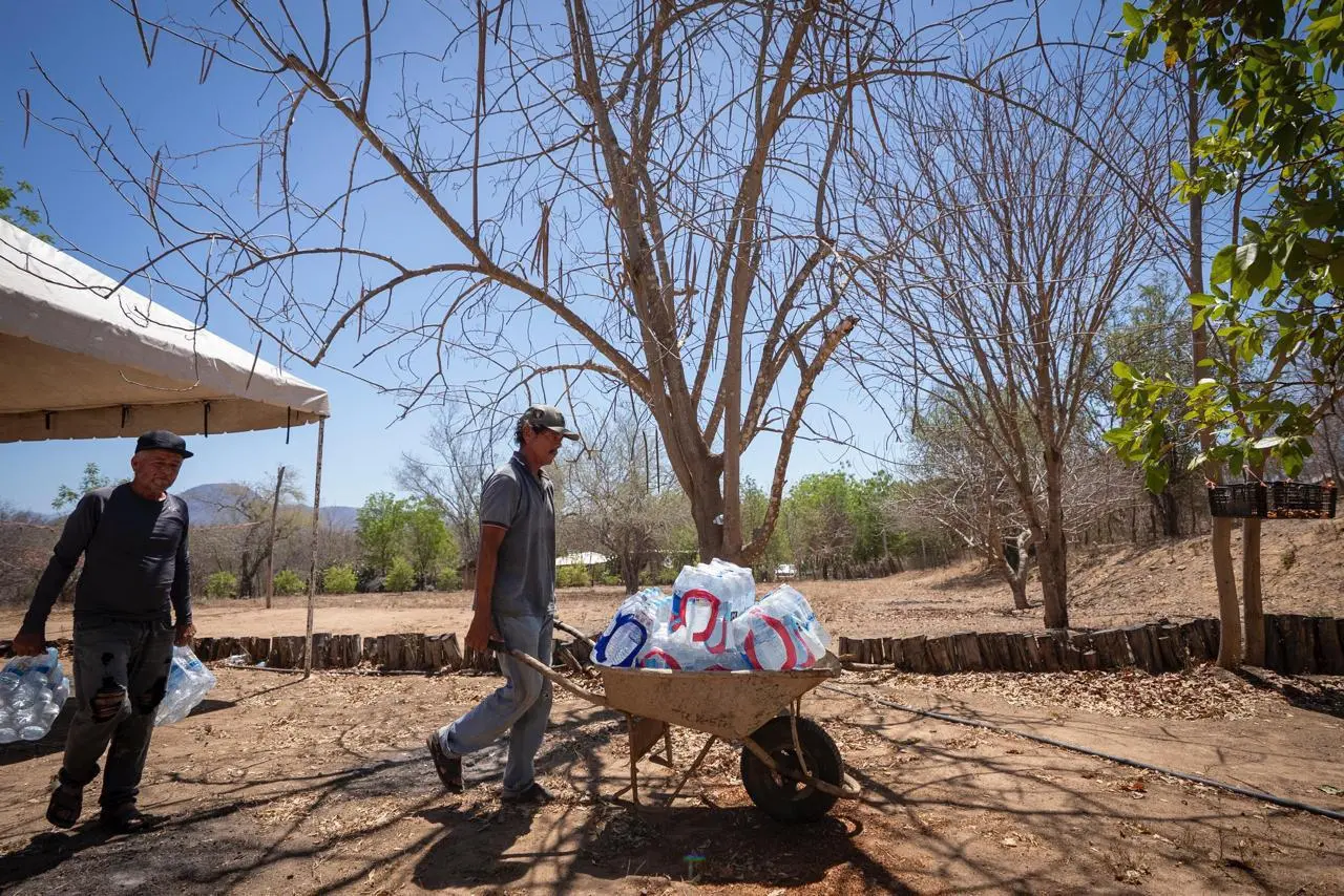 $!Llevan agua a familias de Imala, en Culiacán, ante afectaciones por la sequía