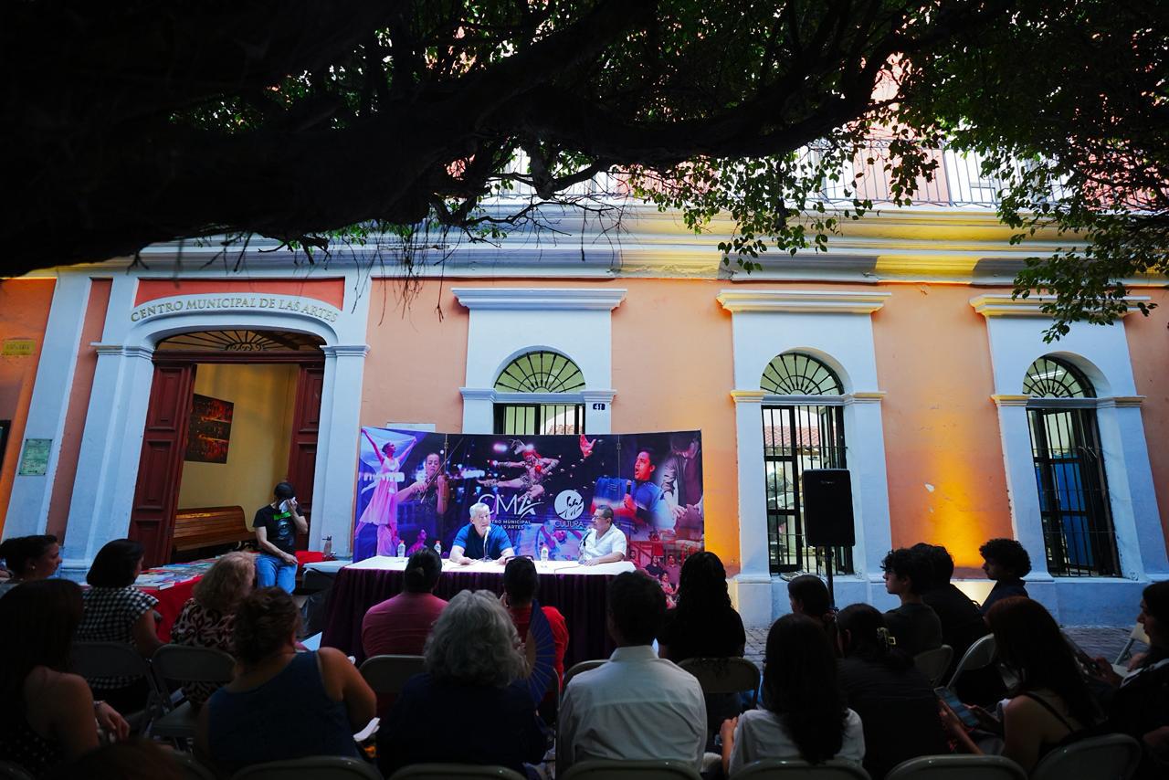 $!El pasillo frente al teatro Ángela Peralta, lugar sede, lució lleno.