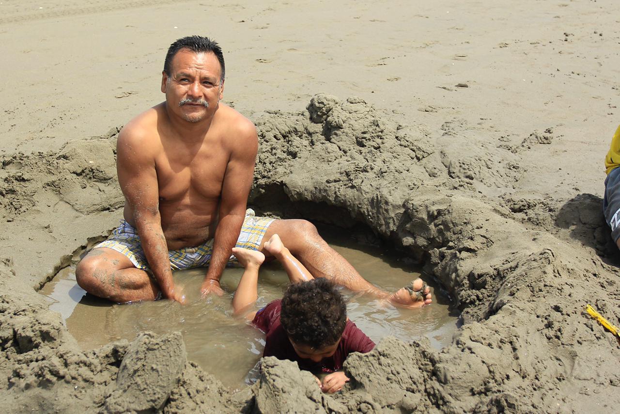 $!Visitan familias la Playa de El Tambor, en Navolato, este Domingo de Ramos