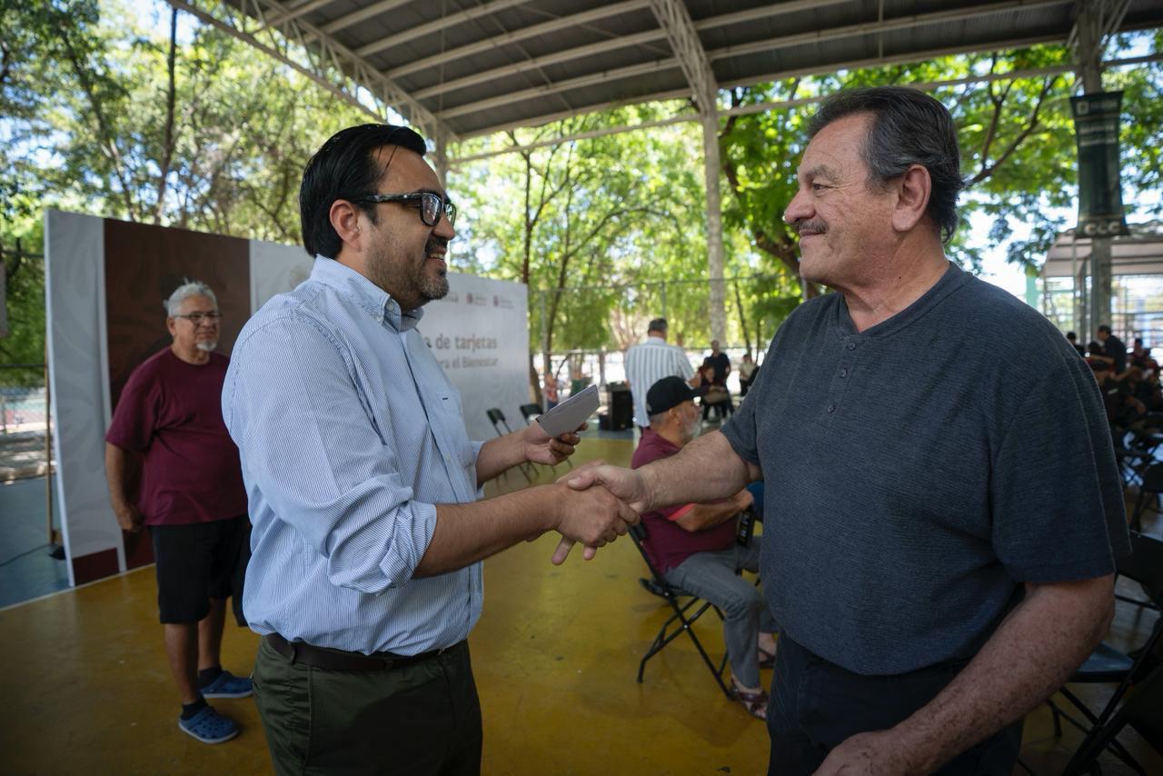 $!Entregan en Culiacán tarjetas de Bienestar; recibirán 6 mil 400 pesos en mayo