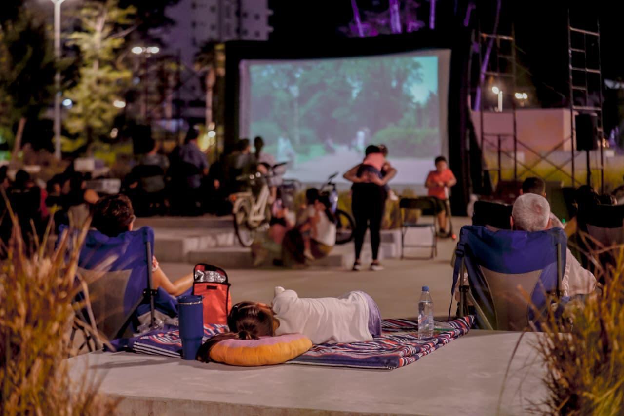 $!Niños y adultos comparten una noche de cine al aire libre en el Parque Central.