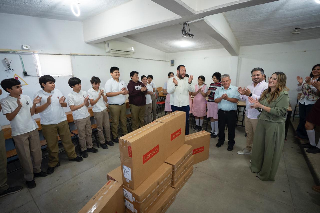 $!Gobierno de Culiacán entrega equipo de cómputo a Secundaria General 5