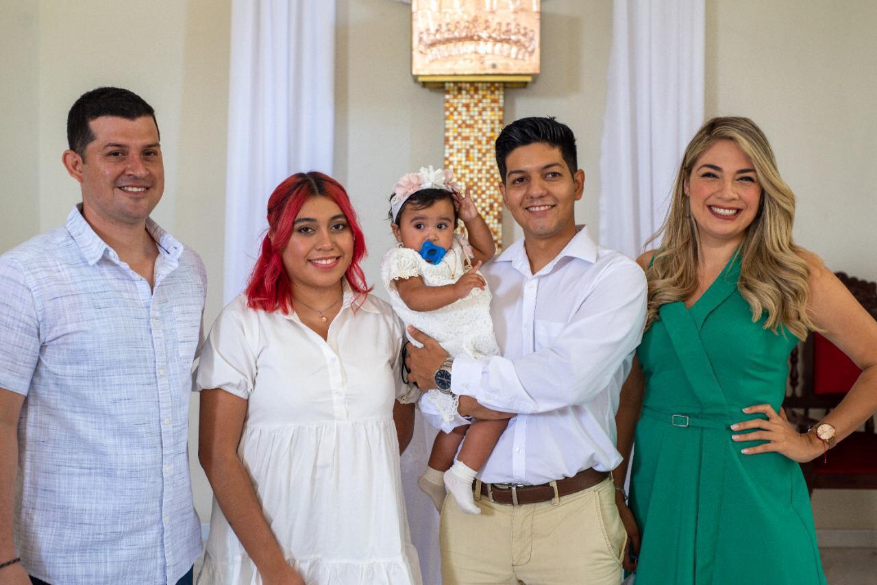 $!Ana Lía entre sus padrinos, Sergio Reyes, Fernanda Rodríguez, Miguel Saucedo e Isded Navarro.