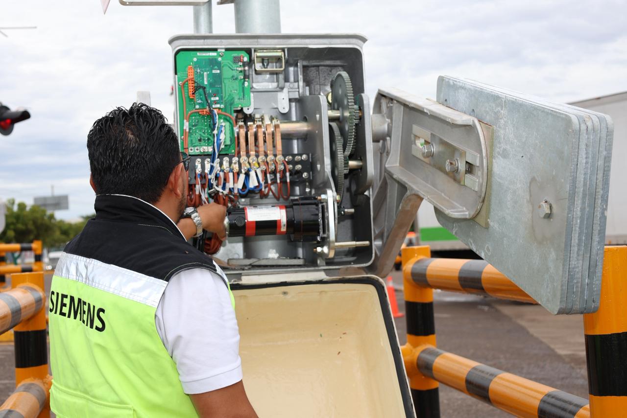 $!Instalan plumillas automáticas en cruce ferroviario de La Cruz para reforzar la seguridad vial