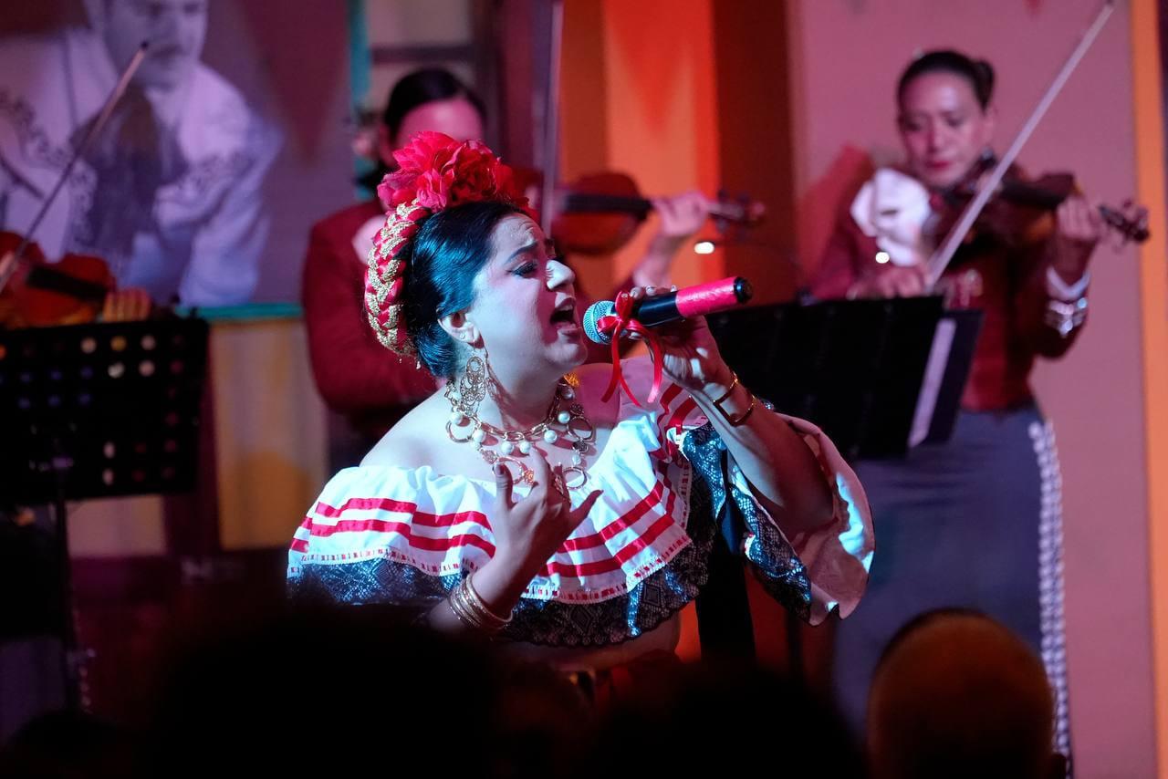 $!El elenco de “Flor de Tres Raíces” llevó al escenario la música y las historias detrás de algunas de las grandes figuras de la canción mexicana.