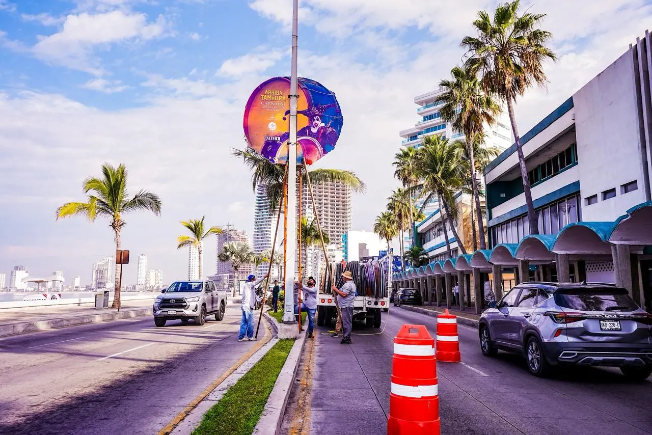 $!Colocan en el malecón los pendones que anuncian el Carnaval de Mazatlán 2026