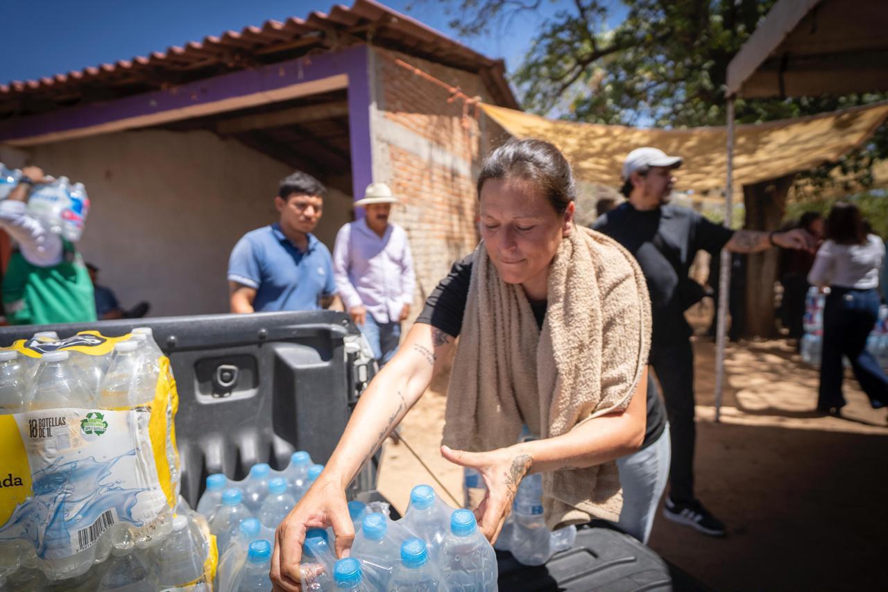$!Llevan agua a familias de Imala, en Culiacán, ante afectaciones por la sequía