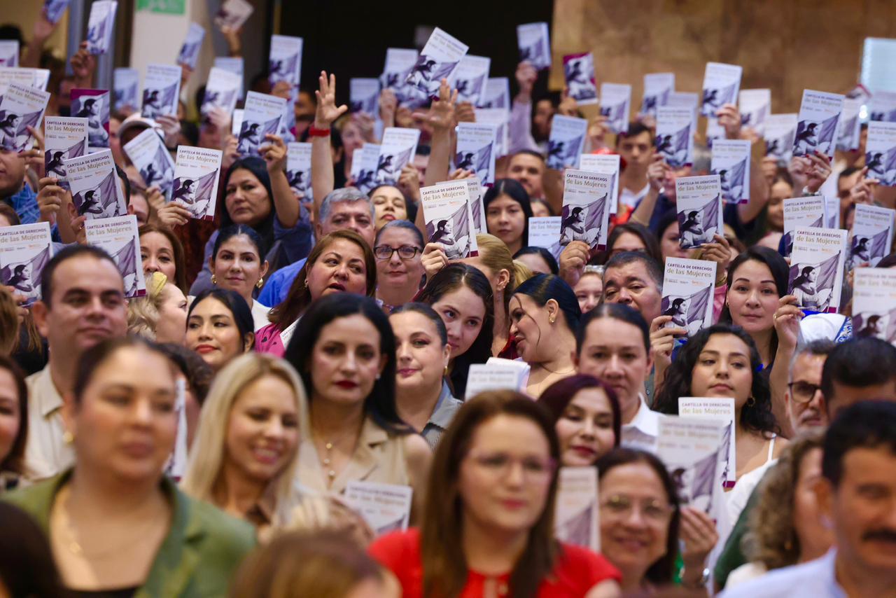 $!Gobernador de Sinaloa entrega Cartilla de Derechos de las Mujeres a agremiadas del SNTE 53
